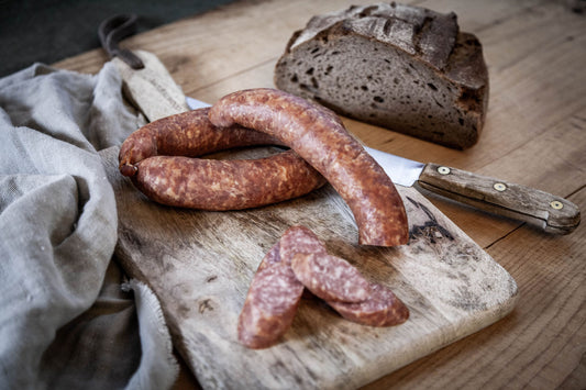 Bauerknacker auf Holzbrett