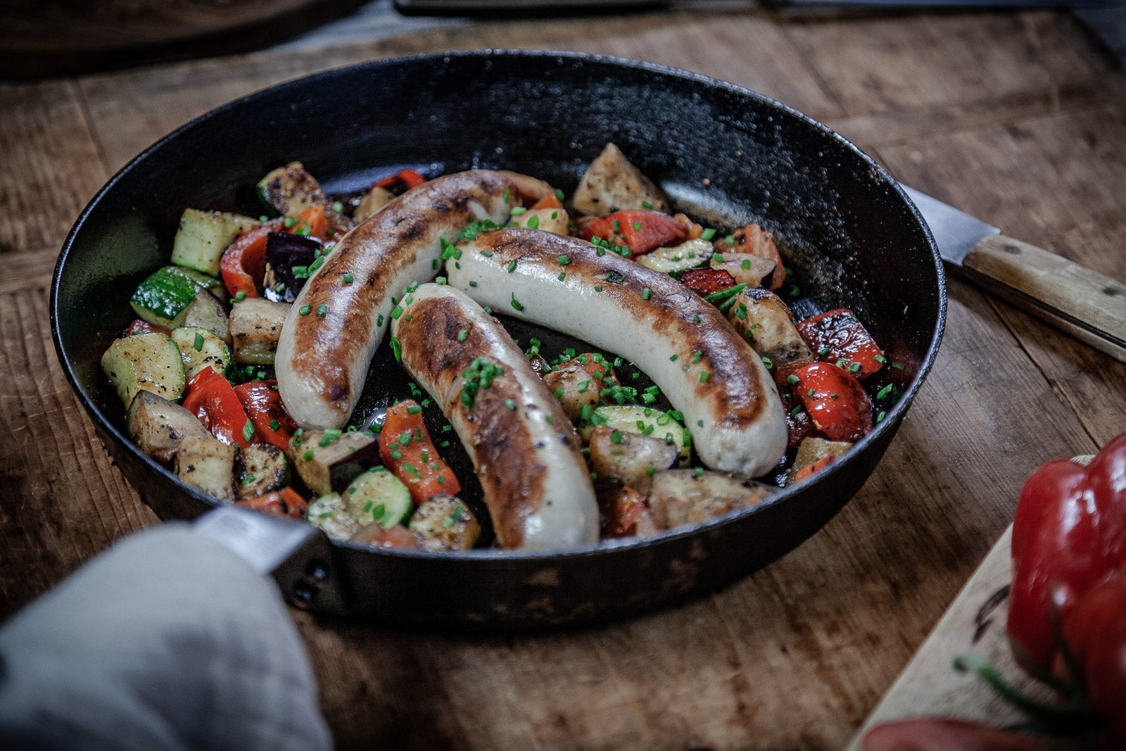 Mediterrane Gemüsepfanne mit Bratwurst – Thüringer Landstolz Mediterrane Gemüsepfanne mit Bratwurst – Thüringer Landstolz